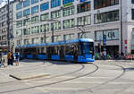 Der Straßenbahntriebwagen MVG 2319 des Typs S 1.5 (ein fünfteiliger, sechsachsiger Niederflur-Gelenktriebwagen vom Typ Stadler Variobahn) hat 05 April 2025 die Station München Hauptbahnhof verlassen und biegt vom Bahnhofplatz auf die Bayerstraße ab.

Der Einrichtungstriebwagen wurde 2012 von Stadler Pankow (Berlin) gebaut. 

Die Stadler VARIOBAHN ist die 15.Triebwagen-Generation der Münchner Straßenbahn sie wird als Baureihe S bezeichnet. Die Fahrzeuge wurden von Stadler Rail in Berlin gebaut und werden von der Münchner Verkehrsgesellschaft (MVG) betrieben. Die fünfgliedrigen Gelenkwagen haben eine Länge von 33,94m. 

Insgesamt wurden 14 Straßenbahnen zwischen 2008 und 2011 hergestellt, 4 Triebwagen (TW 2301 bis 2304) werden als S 1.4 und 10 Triebwagen (TW 2311 bis 2320) werden als S 1.5 geführt. Die Fahrzeuge sind jeweils für 221 Fahrgäste ausgelegt. Die Höchstgeschwindigkeit beträgt 60 km/h. Wegen Fahrwerksproblemen kurz nach der Auslieferung, welche nun behoben sind, kaufte man keine weiteren Variobahn-Wagen, Stattdessen bestellte die MVG-Fahrzeuge des Typs Siemens Avenio, die als Baureihe T eingegliedert wurden.

TECHNISCHE DATEN:
Bauart: Fünfteiliges Multigelenkfahrzeug
Inbetriebnahme: 	2009 – 2012
Anzahl: 14 (4 S1.4 und 10 S 1.5)
Stromsystem: 750 Volt Gleichspannung
Spurweite: 1.435 mm
Achsformel: Bo'+2'+Bo'
Länge: 33.940 mm
Höhe: 3.580 mm
Breite: 2.300 mm
Achsabstand im Drehgestell: 1,80 m
Raddurchmesser: 650 mm
Kleinster bef. Halbmesser: 14,5 m
Leergewicht: 40,0 t
Antrieb Bauart: 8 Radnabenmotoren (getriebelos)
Leistung: 45 kW pro Fahrmotor = 360 kW
Höchstgeschwindigkeit:  60 km/h
Stundenleistung: 360 kW
Bremsen: elektrische Bremse (generatorische Bremse mit Energierückspeisung), Federspeicherbremse     
Sitzplätze: 	75
Stehplätze: 146
Fußbodenhöhe: 300 mm (Einstiegshöhe) / 350–360 mm (Bodenhöhe)
Niederfluranteil: 100 %
Türen: 6 zweiflüglige Schwenkschiebetüren

Die Stadler VARIOBAHN ist eine Niederflur- Multi-Gelenk-Straßenbahn für den innerstädtischen Einsatz mit einer maximalen Geschwindigkeit von 80 km/h, mit vielen Möglichkeiten zur Individualisierung. Sie sind als drei- bis siebenteilige Niederflur-Triebwagen verfügbar. Durch umfassende Möglichkeiten zur Individualisierung ist die VARIOBAHN in unterschiedlichen Längen, Wagenbreiten und Spurweiten als Ein- oder Zweirichtungsfahrzeug verfügbar. Die Fahrwerke können mit Stahlfedern oder optional mit Luftfederung ausgerüstet werden. Die Türen im Fahrgast- und Kopf-/Endwagen können frei angeordnet werden. Überdies glänzt die VARIOBAHN auch mit einem skalierbaren Sitz- und Stehplatzangebot.
