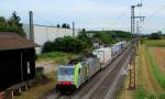 Am alten Güterschuppen von Auggen vorbei fährt die 486 504 der BLS Cargo am 31.07.2015 von Basel in Richtung Freiburg