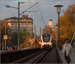 720-schwarzwaldbahn/753317/ein-neues-gesicht-zum-bodensee-der Ein neues Gesicht zum Bodensee: Der frisch getaufte Kiss-IC 4110 111 'Gäu'.

Einfahrt mit den letzten Sonnenstrahlen nach Konstanz. Oktober 2021.