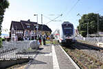 Die Seehas-Linie und ihre Vielfalt: Ein IC 2 aus Stuttgart donnert durch Allensbach, Richtung Konstanz. 14.August 2026 
