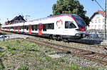 Die Seehas-Linie und ihre Vielfalt: Ein Flirt aus dem Wiesental (Basel-L�rrach-Zell) mit seinem Herzchen in den Farben Schweiz-Frankreich-Deutschland ist dem Seehas als Aushilfe gekommen. Triebzug 521 002 mit dem Namen der Gemeinde Riehen im Kanton Basel-Stadt. Allenbach, 14.August 2026.  
