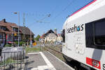 Die Seehas-Linie und ihre Vielfalt: Zwischen Konstanz - Allensbach - Radolfzell und Singen, und dann weiter �ber die Schwarzwaldbahn bis Engen liegt der Nahverkehr im Prinzip in der Hand der SBB (Deutschland) mit ihren  Seehas -Flirt Serie 521.200.  Hier wartet 521 202 mit dem Namen  Radolfzell  in Allensbach, 14.August 2026  