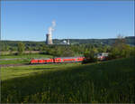 Ade Dieselloch am Hochrhein.

245 007 mit ihrem Dostopark bei Dogern. April 2026.