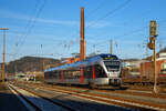 Der ET 23 2107 (94 80 0427 106-0 D-ABRN / 94 80 0827 106-6 D-ABRN / 94 80 0427 606-9 D-ABRN), ex ET 23007, ein 3-teiliger Stadler FLIRT der Abellio Rail NRW GmbH fährt am 09.01.2016, als RE 16