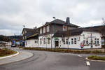   Der Bahnhof Attendorn (Bahnhofsgebude) am 25.12.2017 von der Straenseite.