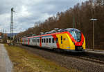 Der ET 343 (94 80 1440 343-0 D-HEB / 94 80 1441 843-8 D-HEB / 94 80 1441 843-8 D-HEB) ein dreiteiliger Alstom Coradia Continental der HLB (Hessische Landesbahn) verlässt am 26.03.202, als RB 95