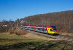 Der fünfteilige Stadler FLIRT 429 547 / 429 047 der HLB (Hessischen Landesbahn), fährt am 10.03.2022, als RE 99 (Main-Sieg-Express) Siegen - Gießen, von Wilnsdorf-Rudersdorf in weiter