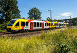 Zwei gekuppelte Dieseltriebzüge vom Typ Alstom Coradia LINT 27, der HLB (Hessische Landesbahn GmbH), verlassen am 28 Juni 2024, als RB 95  Sieg-Dill-Bahn  (Dillenburg – Siegen) den Hp