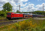 Die erste Bombardier der Serien TRAXX F140 AC2.....
Die 185 201-1 (91 80 6185 201-1 D-DB) der DB Cargo Deutschland AG fährt am 16 Mai 2025, mit einem langen Autotransportzug, durch Rudersdorf (Kr. Siegen) in Richtung Norden.

Die TRAXX F140 AC2 wurde 2004 bei Bombardier in Kassel unter der Fabriknummer 33700 gebaut. Sie war die erste an die DB Cargo AG (damals Railion Deutschland AG) gelieferte der Serie TRAXX F140 AC2.