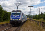 Keine ANGST, ich sehe im gesicherten Bereich vom Bahnsteigzugang (siehe nachfolgendes Bild). Die an die RTB Cargo (RATH Gruppe/Rurtalbahn) vermietete Railpool 186 297-8 (91 80 6186 297-8 D-Rpool), fährt am 11 Juli 2025 mit einer weiteren kalten 185 oder 186er und mit einem langen geschlossen Doppelstock- Autotransportzug der ARS Altmann AG (mit Wagen der Gattung Hccrrs), durch Rudersdorf (Kreis Siegen) in Richtung Siegen bzw. Köln.

Die Bombardier TRAXX F140 MS wurde 2016 von Bombardier in Kassel unter der Fabriknummer 35346 gebaut. Sie hat die Zulassungen/Länderpaketen für Deutschland, Österreich Belgien und die Niederlande (D/A/B/NL).
