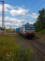 Die 193 835-6 (91 80 6193 835-6 D-BOXX) der boxXpress.de GmbH (Hamburg) fährt am 11 Juli 2025 mit einem Containerzug durch Rudersdorf (Kr. Siegen) in Richtung Süden.

Die Siemens Vectron MS wurde 2017 von Siemens Mobilitiy in München-Allach unter der Fabriknummer 22273 in der Variante A22 gebaut und an die boxXpress.de geliefert. 

Diese Vectron Lokomotive ist als MS – Lokomotive (Mehrsystemlok) mit 6.400 kW Leistung und 160 km/h Höchstgeschwindigkeit konzipiert. Hier in der Version MS A22 hat sie die Zulassungen für Deutschland, Österreich, Schweiz, Italien und die Niederlande. Sie besitzt die Zugsicherungssysteme ETCS BaseLine 3, sowie
für Deutschland (PZB90 / LZB80 (CIR-ELKE I)), 
für Österreich (ETCS Level 1 mit Euroloop, ETCS Level 2, PZB90 / LZB80),
für die Schweiz (ETCS Level 2, ZUB262ct, INTEGRA)
für Italien (SCMT)
für die Niederlande (ETCS Level 1, ETCS Level 2, ATB-EGvV)
Zudem hat sie entsprechend unterschiedliche Stromabnehmer.
