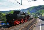 Die 52 8134-0 der Eisenbahnfreunde Betzdorf (EFB) fhrt mit Sonderzug Tender voraus am 08.05.2011 in den Bahnhof Betzdorf/Sieg ein, sie kommt von Siegen.