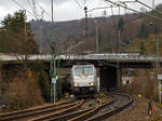 Die an die Crossrail Benelux N.V. vermietete 186 536-9 (91 80 6186 536-9 D-Rpool) der Railpool GmbH (Mnchen) fhrt am 18.01.2022, mit dem „Zuckerzug“  (VTG Trichtermittenentladewagen der Gattung Uagnpps), durch Betzdorf/Sieg in Richtung Kln.

Die Bombardier TRAXX F140 MS(2E) wurde 2017 von Bombardier in Kassel unter der Fabriknummer 35351 gebaut und an die Railpool ausgeliefert. Die Multisystemlokomotive hat die Zulassungen bzw. besitzt die Lnderpakete fr Deutschland, sterreich, Polen, Tschechien, Slowakei und Ungarn (D/A/PL/CZ/SK/H).
