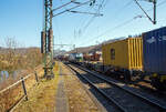 Sechsachsige Gelenk-Drehgestell Containertragwageneinheiten 90´ am 20.03.2022 im Zugverband bei der Zugdurchfahrt in Scheuerfeld (Sieg), hier hinter der Vectron MS 193 739 der Wagen 37 80 4963 234-2 D-MFDR, der Gattung Sggmrss M4 (90´), der MFD Rail GmbH (Schweiz). Übrigens links im Bild kann am die Sieg erkennen, die der Strecke (Siegstrecke) den Namen gibt.

Diese Gelenkwagen mit sechs Radsätzen sind für den Transport von Großcontainern und Wechselbehältern vorgesehen. Auf den Außenlangträger des Wagens befinden sich für jede vorgesehene Ladeposition feste und klappbare Aufsetzzapfen zum Festlegen der Ladungseinheiten in verschiedenen Kombinationen.

TECHNISCHE DATEN:
Spurweite: 1.435 mm
Länge über Puffer: 29.590 mm
Drehzapfenabstand: 2 x 12.025 mm
Achsabstand in den Drehgestellen: 1.800 mm
Drehgestelle: 3 x Y25 Ls-K
Laufraddurchmesser: 920 mm (neu)
Ladelänge: 2 x 13.800 mm
Höhe der Ladeebene über S.O.: 1.155 mm
Eigengewicht: 27.500 kg
Max. Zuladung bei Lastgrenze S: 107,5 t (ab Streckenklasse D)
Max. Zuladung bei Lastgrenze SS: 92,5 t (ab Streckenklasse C)
Max. Geschwindigkeit: 100 km/h (Lastgrenze SS und leer 120 km/h)
Kleinster befahrbarer Gleisbogen: R 75 m (Einzelwagen) / R 150 m (Zugverband)
Bremse: 2 x KE-GP-A (Max. 108 t)
Bremssohle: Jurid 816M 320
Feststellbremse: Ja
Intern. Verwendungsfähigkeit: TEN-GE