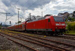 Die 146 001-3 (91 80 6146 001-3 D-DB) der DB Regio NRW fährt am 22 Juli 2024, mit dem RE 9 (rsx - Rhein-Sieg-Express) Aachen - Köln – Siegen, durch Niederschelderhütte (Sieg) in Richtung Siegen, hier beim Bü 343 – km 112,183 der Siegstrecke KBS 460. 

Die TRAXX P160 AC1 wurde 2001 von ABB Daimler-Benz Transportation GmbH in Kassel unter der Fabriknummer 33813 gebaut.