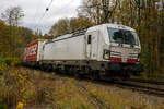 Die an die TX Logistik AG vermietete Siemens Vectron MS 193 961 (91 80 6193 961-0 D-ELOC), der ELL - European Locomotive Leasing (Wien), fährt am 02 November 2024 mit einem KLV-Zug durch Kirchen(Sieg. Von der Seite sieht man noch das auch mal an die Captrain Deutschland GmbH vermietet war.

Die Siemens Vectron MS der Variante A39 wurde 2020 von Siemens in München-Allach unter der Fabriknummer 22784 gebaut. 

Diese Vectron Lokomotive ist als MS – Lokomotive (Mehrsystemlok) mit 6.400 kW Leistung und 160 km/h Höchstgeschwindigkeit konzipiert. Hier in der Version MS A39 hat sie die Zulassungen für Deutschland, Österreich, Schweiz, Italien, Niederlande und Belgien (D/A/CH/I/NL/B).Die SIEMENS Vectron MS der Version A 39 besitzt die Zugsicherungssysteme ETCS BaseLine 3, sowie
für Deutschland (PZB90 / LZB80 (CIR-ELKE I)), 
für Österreich (ETCS Level 1 mit Euroloop, ETCS Level 2, PZB90 / LZB80),
für die Schweiz (ETCS Level 2, ZUB262ct, INTEGRA)
für Italien (SCMT)
für die Niederlande (ETCS Level 1, ETCS Level 2, ATB-EGvV)
und für Belgien (ETCS L1, ETCS L2, TBL1+)
