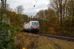 Die an die TX Logistik AG vermietete Siemens Vectron MS 193 961 (91 80 6193 961-0 D-ELOC), der ELL - European Locomotive Leasing (Wien), fährt am 02 November 2024 mit einem KLV-Zug durch Kirchen(Sieg. Von der Seite sieht man noch das auch mal an die Captrain Deutschland GmbH vermietet war.

Die Siemens Vectron MS der Variante A39 wurde 2020 von Siemens in München-Allach unter der Fabriknummer 22784 gebaut. 

Diese Vectron Lokomotive ist als MS – Lokomotive (Mehrsystemlok) mit 6.400 kW Leistung und 160 km/h Höchstgeschwindigkeit konzipiert. Hier in der Version MS A39 hat sie die Zulassungen für Deutschland, Österreich, Schweiz, Italien, Niederlande und Belgien (D/A/CH/I/NL/B).Die SIEMENS Vectron MS der Version A 39 besitzt die Zugsicherungssysteme ETCS BaseLine 3, sowie
für Deutschland (PZB90 / LZB80 (CIR-ELKE I)), 
für Österreich (ETCS Level 1 mit Euroloop, ETCS Level 2, PZB90 / LZB80),
für die Schweiz (ETCS Level 2, ZUB262ct, INTEGRA)
für Italien (SCMT)
für die Niederlande (ETCS Level 1, ETCS Level 2, ATB-EGvV)
und für Belgien (ETCS L1, ETCS L2, TBL1+)
