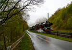 Die Dreizylinder-Schnellzugdampflok 03 1010 (90 80 0013 010-8 D-HLP), ex DR 03 0010-3, der Traditionsgemeinschaft Bw Halle P e.V. mit dem Dampfsonderzug der Eisenbahnfreunde Treysa e.V. nach Koblenz, rauscht mit hoher Geschwindigkeit am 22 April 2017 durch Wissen an der Sieg. Leider nicht bei bestem Wetter und Licht... 

Ab 1940 wurden 60 Exemplare dieser Dreizylindrigen Baureihe 03.10 als Weiterentwicklung der Baureihe 03 gebaut, die 03 1010 ist die letzte betriebsfähige Lokomotive dieser Baureihe. Ihre Höchstgeschwindigkeit von 140 km/h erreicht sie mit einer Leistung von 1900 PS.

Die Schnellzuglokomotive 03 1010 steht im Eigentum des DB Museums.