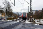 Die 146 001-3 der DB Regio NRW erreicht am 10 Januar 2025, mit dem RE 9 (rsx - Rhein-Sieg-Express) Aachen - Kln - Siegen, den Bahnhof Kirchen/Sieg.