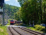 Die 185 010-6 (91 80 6185 010-6 D-DB) der DB Cargo AG fährt am 09 Mai 2025 mit einem gemischten Güterzug durch der Bahnhof Kirchen/Sieg in Richtung Siegen.

Die TRAXX F140 AC wurde 2001 von ABB Daimler-Benz Transportation GmbH, (Adtranz) in Kassel unter der Fabriknummer 33407 gebaut. Sie hat die Zulassungen für Deutschland und Österreich.