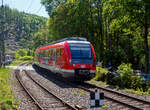 Ein Triebzug der BR 430 / 431 der S-Bahn Stuttgart wohl auf Werkstattfahrt...
Der vierteilige Elektrotriebzug 430 063 / 431 063 / 431 563 / 430 536 der S-Bahn Stuttgart (DB Regio AG - Baden-Württemberg) fährt am 09 Mai 2025 durch den Bahnhof Kirchen/Sieg in Richtung Köln.

Der Triebzug wurde 2012 von Bombardier Transportation GmbH in Hennigsdorf sowie in Aachen unter den Fabriknummern 26620 bis 26623 gebaut, die Abnahme durch die DB Regio AG - Region Baden-Württemberg (S-Bahn Stuttgart) erfolgte jedoch erst im Februar 2014. 

Nach ursprünglichen Planungen der Hersteller sollte die Baureihe 430/431 bis Juni 2012 eine Zulassung erhalten haben. Dieser Zeitplan konnte jedoch nicht eingehalten werden. Die Fahrzeuge der Baureihe 430/431 erhielten am 21. Februar 2013 vom Eisenbahn-Bundesamt wegen Problemen mit der Mehrfachsteuerung zunächst nur eine Zulassung für den Kurzzugbetrieb. Die Zulassung für Voll- und Langzüge erfolgte am 25. März 2013. Seit dem 8. April 2013 erfolgt die Abnahme durch DB Regio vom Hersteller Bombardier.

Der Einsatz der Baureihe 430 in Stuttgart sollte ursprünglich Ende 2012 beginnen und bundesweit der erste sein. Zum Beginn des Verkehrsvertrags am 1. Juni 2013 sollten dann alle 87 bestellten Fahrzeuge zur Verfügung stehen, letztlich war dies erst im Januar 2015 der Fall.
