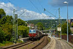 Die leider beschmierte ÖBB 1293 072 (91 81 1293 072-5 A-ÖBB), eine Siemens Vectron MS (X4E) in der Variante A35-1a (Länderpaket) der ÖBB-Produktion GmbH, fährt am 17 Juli 2025 mit einem sehr langen gemischten Güterzug durch den Bahnhof Kirchen (Sieg) in Richtung Köln.

Die SIEMENS Vectron MS / X4E wurde 2020 von Siemens in München-Allach unter der Fabriknummer 22759 und an die ÖBB - Österreichische Bundesbahnen (ÖBB-Produktion GmbH) geliefert. Sie ist in der Variante A35-1a ausgeführt und hat so die Zulassungen für A, D, I, SLO, CZ, SK, H, PL und HR. Von der Variante A35 hat die ÖBB insgesamt 123 Loks (1293 001-123).
