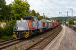Die KSW 42 bzw. 277 902-3 (92 80 1277 902-3 D-KSW) der KSW (Kreisbahn Siegen-Wittgenstein), fhrt am 22 August 2025, mit einem Coilzug durch Kirchen/Sieg in Richtung Betzdorf/Sieg. In Betzdorf setzt sie dann um und bringt dann den Coilzug, ber die KBS 462 „Hellertalbahn“, nach Herdorf auf den KSW Rangierbahnhof Herdorf (Freien Grunder Eisenbahn KSW NE447 / DB-Nr. 9275). Nochmals einen lieben Gru an das nette Lokpersonal zurck.

Es ist fr die nchsten 3 Wochen die letzte Fuhre ber die KBS 460 „Siegstrecke“ nach Herdorf, da die Strecke zwischen Siegen und Troisdorf wegen Bauarbeiten dann gesperrt ist. Dann muss die KSW ber die KBS 445 „Dillstecke“ bis Dillenburg fahren, nach dem Umsetzen dort geht es dann wieder ca. 5 km zurck nach Haiger und dann auf die „Hellertalbahn“ (Bahnstrecke Betzdorf–Haiger) nach Herdorf. Aber nicht nur der Umweg ist ein Nachteil, sondern der grte Nachteil ist die Streckenklasse CE (Radsatzlast 20,0 t / Meterlast 8,0 t/m) der „Hellertalbahn“ zwischen Haiger und Herdorf. Zwischen Herdorf und Betzdorf hat sie D4 (Radsatzlast 22,5 t / Meterlast 8,0 t/m). So knnen Coilwagen dann nicht mit voller Nutzlast verkehren, sondern mssen abgelastet werden, d.h. das sich z.B. nur 2 Coils anstelle von 3 Coils befinden auch wenn die 20 t Radsatzlast nicht ganz erreicht sind. 

Die Lok ist eine Vossloh MaK G 1700 BB sie wurde 2001 unter der Fabriknummer 1001108 bei Vossloh gebaut und wurde an die damalige SK - Siegener Kreisbahn GmbH (seit 2004 KSW) geliefert. Sie war die erste gebaute G 1700 BB.

Die Vossloh Lokomotive MaK G 1700 BB ist eine dieselhydraulische Lokomotive. Bei der berarbeitung der Typenpalette nach der bernahme der MaK durch Vossloh 1998 wurde im 4. Typenprgramm unter der Bezeichnung G 1700 BB der Bau einer vierachsigen Streckenlokomotive mit Mittelfhrerhaus vorgesehen. Tatschlich handelte sich zunchst um eine Weiterentwicklung der G 1206. Die Maschine wurde in einigen Details an die Lokomotiven des 4. Typenprgramms angepasst. Dies betraf in erster Linie den Rahmen, der so gendert wurde, dass die neuen Standarddrehgestelle verwendet werden konnten. Dabei wurden die Rahmenenden so umgestaltet, dass die Lokomotiven die im 4. Typenprgramm blichen Komfortaufstiege erhielten. Ebenfalls gendert wurde der Dieselmotor. Zum Einsatz kam der schon bei den G 1206 fr die Dortmunder Eisenbahn verwendete MTU 12V 4000 R20 mit einer unvernderten Leistung von 1500 kW. Die brigen Komponenten der G 1700 BB blieben gegenber der G 1206 weitgehend unverndert.

Die ersten beiden Lokomotiven dieses Typs (die erste fr die SK) wurden im Jahr 2001 ausgeliefert. Ende 2002 und Anfang 2003 folgten weitere vier Lokomotiven als Vorratsbauten. Nach diesen sechs Lokomotiven wurde der Bau der G 1700 BB zugunsten der technisch sehr hnlichen und bereits weiter verbreiteten G 1206 wieder eingestellt.

Bei der G 1700-2 BB handelt es sich nicht um eine Weiteentwicklung der G 1700 BB, sondern um eine komplette Neuentwicklung. 

TECHNISCHE DATEN:
Spurweite: 1.435 mm (Normalspur)
Achsfolge: B´B´  
Lnge ber Puffer: 14.700 mm 
Drehzapfenabstand: 7.400 mm 
Drehgestellachsstand: 2.400 mm 
grte Breite: 3.080 mm
grte Hhe ber Schienenoberkante: 4.220 mm
Raddurchmesser: 1.000 mm (neu)
kleinster befahrbarer Gleisbogen: 60 m
Dienstgewicht: 87,3 t 
Kraftstoffvorrat: 3.500 l
Motor: MTU-12-Zylinder-Dieselmotor, vom Typ 12V4000R20 
Leistung: 1.500 kW bei 1800 U/min
Getriebe: Voith L 5r4 zU2 
Hchstgeschwindigkeit: 100 km/h 
Baujahre: 2001 - 2003 

