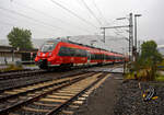 Auch bei Regen fahren Züge, so ging ich auch nochmal an die Strecke. Zwei gekuppelte Bombardier Talent 2 (der fünfteilige 442 302 / 442 802 und vierteilige 442 261 / 442 761) der DB Regio NRW fahren am 06 Oktober 2025, als RE 9 - Rhein Sieg Express (RSX) „Aachen - Köln – Siegen“ durch Niederschelderhütte/Niederschelden in Richtung Siegen. Auch bei Regen fahren Züge, so ging ich auch nochmal an die Strecke. Zwei gekuppelte Bombardier Talent 2 (der fünfteilige 442 302 / 442 802 und vierteilige 442 261 / 442 761) der DB Regio NRW fahren am 06 Oktober 2025, als RE 9 - Rhein Sieg Express (RSX) „Aachen - Köln – Siegen“ durch Niederschelderhütte/Niederschelden in Richtung Siegen.