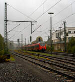 Auch bei Regen fahren Züge, so ging ich auch nochmal an die Strecke. Zwei gekuppelte Bombardier Talent 2 (der fünfteilige 442 302 / 442 802 und vierteilige 442 261 / 442 761) der DB Regio NRW fahren am 06 Oktober 2025, als RE 9 - Rhein Sieg Express (RSX) „Aachen - Köln – Siegen“ durch Niederschelderhütte/Niederschelden in Richtung Siegen. Auch bei Regen fahren Züge, so ging ich auch nochmal an die Strecke. Zwei gekuppelte Bombardier Talent 2 (der fünfteilige 442 302 / 442 802 und vierteilige 442 261 / 442 761) der DB Regio NRW fahren am 06 Oktober 2025, als RE 9 - Rhein Sieg Express (RSX) „Aachen - Köln – Siegen“ durch Niederschelderhütte/Niederschelden in Richtung Siegen.