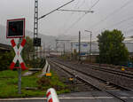 Auch bei Regen fahren Züge, so ging ich auch nochmal an die Strecke. Die KSW 42 bzw. 277 902-3 (92 80 1277 902-3 D-KSW) der KSW (Kreisbahn Siegen-Wittgenstein), fährt am 06 Oktober 2025, mit einem Coilzug durch Niederschelden/Niederschelderhütte in Richtung Betzdorf/Sieg. 
In Betzdorf setzt die Lok dann um und bringt dann den Coilzug, über die KBS 462 „Hellertalbahn“, nach Herdorf auf den KSW Rangierbahnhof Herdorf (Freien Grunder Eisenbahn KSW NE447 / DB-Nr. 9275).  Auch bei Regen fahren Züge, so ging ich auch nochmal an die Strecke. Die KSW 42 bzw. 277 902-3 (92 80 1277 902-3 D-KSW) der KSW (Kreisbahn Siegen-Wittgenstein), fährt am 06 Oktober 2025, mit einem Coilzug durch Niederschelden/Niederschelderhütte in Richtung Betzdorf/Sieg. 
In Betzdorf setzt die Lok dann um und bringt dann den Coilzug, über die KBS 462 „Hellertalbahn“, nach Herdorf auf den KSW Rangierbahnhof Herdorf (Freien Grunder Eisenbahn KSW NE447 / DB-Nr. 9275).