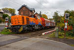 Die KSW 44 (92 80 1271 004-4 D-KSW) eine MaK G 1000 BB der KSW (Kreisbahn Siegen-Wittgenstein) fährt am 09 Oktober 2025, mit einem Coilzug, beim Bü km 121,192 durch Kirchen/Sieg in Richtung Betzdorf/Sieg.
In Betzdorf/Sieg setzt die Lok dann um und es geht dann über die Hellertalbahn (KBS 462) nach Herdorf. 
Die Lok 44 wurde 2003 unter der Fabriknummer 1001462 bei Vossloh gebaut und am 05.01.2004 an die damalige SK - Siegener Kreisbahn GmbH geliefert, welche ab Ende 2004 nun als Kreisbahn Siegen-Wittgenstein (KSW) firmiert. Die KSW 44 (92 80 1271 004-4 D-KSW) eine MaK G 1000 BB der KSW (Kreisbahn Siegen-Wittgenstein) fährt am 09 Oktober 2025, mit einem Coilzug, beim Bü km 121,192 durch Kirchen/Sieg in Richtung Betzdorf/Sieg.
In Betzdorf/Sieg setzt die Lok dann um und es geht dann über die Hellertalbahn (KBS 462) nach Herdorf. 
Die Lok 44 wurde 2003 unter der Fabriknummer 1001462 bei Vossloh gebaut und am 05.01.2004 an die damalige SK - Siegener Kreisbahn GmbH geliefert, welche ab Ende 2004 nun als Kreisbahn Siegen-Wittgenstein (KSW) firmiert.