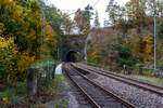 Blick und Durchblick auf/durch den 32 m lange Mühlburg-Tunnel bei km 74,4 der Siegstrecke (KBS 460) in Scheuerfeld/Sieg am 18 Oktober 2025. Davor die Brücke über die Sieg, bei der alten Papierfabrik ganz rechts, hier ist auch ein Siegwehr mit Wasserkraftwerk. Da die Sieg hier auch eine Schleife macht ist kurz hinter dem Tunnel wieder eine Brücke über die Sieg.
Die Siegstrecke ist eine rund 100 Kilometer lange, überwiegend zweigleisige, elektrifizierte Hauptbahn von Köln nach Siegen in Deutschland. Zwischen Blankenberg und Merten sowie zwischen Schladern und Rosbach wurde sie nach dem Zweiten Weltkrieg nur eingleisig wiederaufgebaut. Beide Endbahnhöfe liegen im Bundesland Nordrhein-Westfalen, rund 28 Kilometer verlaufen in Rheinland-Pfalz. Die Strecke führt ab dem Bahnhof Köln Messe/Deutz über Porz (Rhein), Troisdorf, Siegburg, Hennef (Sieg), Au (Sieg) und Betzdorf (Sieg) nach Siegen Hbf. Die Siegstrecke wurde ursprünglich als Teil der Deutz-Gießener Eisenbahn errichtet und ging nicht über Siegen, sondern verlief von Betzdorf (Sieg) weiter über Herdorf, Haiger und Dillenburg bis Gießen.  Blick und Durchblick auf/durch den 32 m lange Mühlburg-Tunnel bei km 74,4 der Siegstrecke (KBS 460) in Scheuerfeld/Sieg am 18 Oktober 2025. Davor die Brücke über die Sieg, bei der alten Papierfabrik ganz rechts, hier ist auch ein Siegwehr mit Wasserkraftwerk. Da die Sieg hier auch eine Schleife macht ist kurz hinter dem Tunnel wieder eine Brücke über die Sieg.
Die Siegstrecke ist eine rund 100 Kilometer lange, überwiegend zweigleisige, elektrifizierte Hauptbahn von Köln nach Siegen in Deutschland. Zwischen Blankenberg und Merten sowie zwischen Schladern und Rosbach wurde sie nach dem Zweiten Weltkrieg nur eingleisig wiederaufgebaut. Beide Endbahnhöfe liegen im Bundesland Nordrhein-Westfalen, rund 28 Kilometer verlaufen in Rheinland-Pfalz. Die Strecke führt ab dem Bahnhof Köln Messe/Deutz über Porz (Rhein), Troisdorf, Siegburg, Hennef (Sieg), Au (Sieg) und Betzdorf (Sieg) nach Siegen Hbf. Die Siegstrecke wurde ursprünglich als Teil der Deutz-Gießener Eisenbahn errichtet und ging nicht über Siegen, sondern verlief von Betzdorf (Sieg) weiter über Herdorf, Haiger und Dillenburg bis Gießen.
