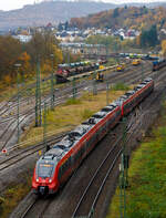 Zwei gekuppelte vierteilige Bombardier Talent 2 der DB Regio NRW haben 09 November 2025 den Bahnhof Betzdorf/Sieg verlassen und fahren als RE 9 – RSX / Rhein Sieg Express (Siegen - Köln – Aachen) weiter in Richtung Köln. 

Hinten im Rangierbahnhof (Rbf) werden die Gleise erneuert.