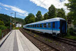 Der ex InterRegio-Wagen der 2. Klasse, D-GfF 51 80 22-91 711-7 der Gattung Bimz 264.9, der GfF - Gesellschaft f�r Fahrzeugtechnik mbH (Crailsheim) am 02 Juli 2026 im Zugverband bei einer Zugdurchfahrt im Bahnhof Kirchen (Sieg). 

Der UIC-X-Wagen wurde 1970 von LHB - Linke-Hofmann-Busch GmbH) in Salzgitter-Watenstedt (heute ALSTOM Transport Deutschland GmbH) gebaut und als 51 80 22-70 161-0 der Gattung Bm 234 an die Deutsch Bundesbahn geliefert. 

Bereits Mitte der 1980er Jahre plante die DB eine Neuordnung ihrer Schnellz�ge, die bis dahin alle nach individuellen Fahrpl�nen fuhren. Eine Kategorie unterhalb der Intercitys sollte ein betriebenes Netz aus �berregionalen InterRegio´s die bisherigen Schnellz�ge ersetzen. Dabei sollte �berwiegend das bisherige Wagenmaterial eingesetzt werden, welches aber einem weitgehenden Umbau zu unterziehen war, die neue Wagengattung „-im“ war geboren.

Ab 1987 wurden bei PFA Weiden (Partner f�r Fahrzeugausstattung GmbH) Schnellzugwagen der Spenderbauarten Am203, ABm225 und Bm234/Bm235 in die Bauarten Aim260 bzw. Aimz261 (155 Wagen erster Klasse), ARkimbz262 (155 Wagen erster Klasse mit Bistroabteil), Bim263 bzw. Bimz264 (563 Wagen zweiter Klasse) und Bimdz268 (132 Wagen zweiter Klasse mit Fahrradabteil) umgebaut. So wurde Dieser Wagen 1991 bei PFA Weiden zum Bimz 264(InterRegio-Wagen der 2. Klasse) umgebaut. 

Anfang der 2000er Jahre verkaufte die Deutsche Bahn 150 Wagen an die NS - Nederlandse Spoorwegen. F�r den dortigen Einsatz wurden die Wagen bei PFA Weiden in den Jahren 2001 und 2002 modernisiert. Im Jahr 2009 endete der Einsatz der ICK-Wagen. So ging dieser Wagen wieder nach Deutschland, er wurde an die HEROS (51 80 22-91 711-7 D-HEROS Bimz 264.9) verkauft. 

TECHNISCHE DATEN:
Spurweite: 1.435 mm (Normalspur)
L�nge �ber Puffer: 26.400 mm
Wagenkastenl�nge: 26.100 mm
Wagenkastenbreite: 2.825 mm
H�he �ber Schienenoberkante: 4.050 mm
Drehzapfenabstand: 19.000 mm
Achsstand im Drehgestell: 2.500 mm
Laufraddurchmesser: 950 mm (neu) / 900 mm (abgefahren)
Drehgestellbauart: Minden-Deutz 366
H�chstgeschwindigkeit: 200 km/h
Sitzplatze: 60 (in der 2. Klasse)
Layout: f�nf Abteile mit je 5 Sitzen und drei Bereiche mit zusammen 35 Sitzen und 6 Klappsitzen 
Toiletten: 2 (geschlossenes System)
Zulassung: RIC, gem�� besonderer Vereinbarung
Bremse: pneumatische Scheibenbremse mit Magnetschienenbremse KE-GPR-Mg (D)