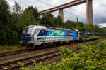 Die an die RTB Cargo GmbH vermietete SIEMENS Vectron AC – 193 810-9 „Salzburg“ (91 80 6193 810-9 D-Rpool) der Railpool GmbH (M�nchen), f�hrt am 22 Juli 2026 mit einem leeren offenen Doppelstock-Autotransportzug der ARS Altmann AG (mit Wagen der Gattung Laaers 560.1), durch Siegen-Eiserfeld in Richtung Siegen. Im Hintergrund die 105 m hohe Siegtalbr�cke der A45 (Sauerlandlinie).

Die Siemens Vectron AC wurde 2014 von Siemens Mobility GmbH in M�nchen-Allach unter der Fabriknummer 21898 gebaut und an die Railpool GmbH in M�nchen geliefert. Diese Vectron Lokomotive ist als AC – Lokomotive (Wechselstrom-Variante B02) mit 6.400 kW konzipiert und zugelassen f�r Deutschland, �sterreich, Ungarn und Rum�nien, sie hat eine H�chstgeschwindigkeit von 200 km/h.