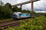 Die an die RTB Cargo GmbH vermietete SIEMENS Vectron AC – 193 810-9 „Salzburg“ (91 80 6193 810-9 D-Rpool) der Railpool GmbH (M�nchen), f�hrt am 22 Juli 2026 mit einem leeren offenen Doppelstock-Autotransportzug der ARS Altmann AG (mit Wagen der Gattung Laaers 560.1), durch Siegen-Eiserfeld in Richtung Siegen. Im Hintergrund die 105 m hohe Siegtalbr�cke der A45 (Sauerlandlinie).

Die Siemens Vectron AC wurde 2014 von Siemens Mobility GmbH in M�nchen-Allach unter der Fabriknummer 21898 gebaut und an die Railpool GmbH in M�nchen geliefert. Diese Vectron Lokomotive ist als AC – Lokomotive (Wechselstrom-Variante B02) mit 6.400 kW konzipiert und zugelassen f�r Deutschland, �sterreich, Ungarn und Rum�nien, sie hat eine H�chstgeschwindigkeit von 200 km/h.