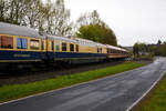 Der historische Rheingold-Aussichtswagen/Panoramawagen (DomCar) D-RhBG 56 80 81-71 002-8 der Gattung ADm, der Rheingold-Zug Betriebsgesellschaft mbH, eingereiht im Zugverband in einen Sonderzug, hier