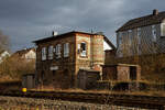 Das 1901 gebaute mechanische Weichenwärter Stellwerk Herdorf Ost (Ho), an der Bahnstrecke Betzdorf - Haiger (KBS 462, auch als Hellertalbahn bezeichnet), hier am 15.02.2022.