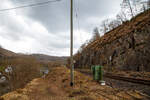 Die Hellertalbahn (KBS 462 / Strecke 2651) bei km 87,8 (bei Herdorf-Sassenroth) am 18.03.2023: Auch wenn hier min.