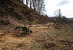 Ständig geschlossene alte Schranke (ehemalige Anrufschranke) bei km 87,8 (bei Herdorf-Sassenroth) der Hellertalbahn (KBS 462 / Strecke 2651), hier am 18.03.2023.