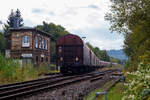 Nun fährt die KSW 44 (92 80 1271 004-4 D-KSW) eine MaK G 1000 BB der KSW (Kreisbahn Siegen-Wittgenstein), am 02 Oktober 2024 mit einem Übergabezug (leere Wagen), vom Rangierbahnhof der KSW Betriebsstätte FGE -Freien Grunder Eisenbahn in Herdorf auf die DB-Strecke „Hellertalbahn“ (KBS 462) Haiger - Herdorf – Betzdorf und beginn somit die Übergabefahrt via Betzdorf nach Kreuztal. Links das Weichenwärter Stellwerk Herdorf Ost (Ho).