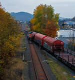 Beim letzten Licht, die KSW 47 (92 80 1271 027-5 D-KSW), ex D 2 der HFM, eine Vossloh G 1000 BB der KSW (Kreisbahn Siegen-Wittgenstein), verlässt am 08 November 2024 mit einem Übergabegüterzug (leere Wagen) den KSW-Rangierbahnhof in Herdorf (Betriebsstätte FGE -Freien Grunder Eisenbahn) und fährt nach Kreuztal, via Betzdorf und Siegen, los.