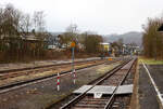 Bahnhof Herdorf in westlicher Blickrichtung am Vormitttag des 30 Dezember 2024. Hinten das Stellwerk Herdorf Fahrdienstleiter (Hf). Rechts (Gleis 1) steht schon das das Ausfahrtsignal in Richtung Betzdorf auf Signal Hp 1 – Fahrt. 