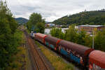 Die KSW 42 bzw. 277 902-3 (92 80 1277 902-3 D-KSW) der KSW (Kreisbahn Siegen-Wittgenstein) verlässt mit einem Übergabegüterzug den KSW Rangierbahnhof Herdorf (Freien Grunder Eisenbahn KSW NE447 / DB-Nr. 9275) und fährt über die KBS 462 „Hellertalbahn“ nach Betzdorf/Sieg nach dem Umsetzen dort geht es über die KBS 460 „Siegstrecke“ via Siegen nach Kreuztal.

Es ist für die nächsten 3 Wochen die letzte Fuhre über die KBS 460 „Siegstrecke“ nach Kreuztal, da die Strecke zwischen Siegen und Troisdorf wegen Bauarbeiten dann gesperrt ist. Dann muss die KSW über Haiger nach Dillenburg fahren und nach dem Umsetzen dort über die KBS 445 „Dillstecke“ nach Kreuztal. Da die Wagen dann leer sind ist nur der Umweg von Nachteil, nicht aber die geringere Streckenklasse CE zwischen Herdorf und Haiger.