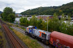 Noch ist die Gleissperre geschlossen, die steht die KSW 42 bzw. 277 902-3 (92 80 1277 902-3 D-KSW) der KSW (Kreisbahn Siegen-Wittgenstein) mit einem Übergabegüterzug auf den KSW Rangierbahnhof Herdorf (Freien Grunder Eisenbahn KSW NE447 / DB-Nr. 9275) zur Abfahrt bereit. Kurzdrauf wird sie mit dem Übergabegüterzug via Betzdorf/Sieg und Siegen nach Kreuztal losfahren.