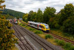 Der VT 253 (95 80 0648 153-4 D-HEB / 95 80 0648 653-3 D-HEB) ein Alstom Coradia LINT 41 der HLB (Hessische Landesbahn) hat am 22 August 2025, als RB 96 „Hellertalbahn“ (Betzdorf – Herdorf – Dillenburg, den Bahnhof Herdorf verlassen und fährt weiter in Richtung Neunkirchen/Siegerland.

Links steht die KSW 42 bzw. 277 902-3 (92 80 1277 902-3 D-KSW) der KSW (Kreisbahn Siegen-Wittgenstein) mit einem Übergabegüterzug auf den KSW Rangierbahnhof Herdorf (Freien Grunder Eisenbahn KSW NE447 / DB-Nr. 9275) zur Abfahrt bereit. Kurzdrauf wird sie mit dem Übergabegüterzug via Betzdorf/Sieg und Siegen nach Kreuztal losfahren. 

Es ist für die nächsten 3 Wochen die letzte Fuhre über die KBS 460 „Siegstrecke“ nach Kreuztal, da die Strecke zwischen Siegen und Troisdorf wegen Bauarbeiten dann gesperrt ist. Dann muss die KSW über Haiger nach Dillenburg fahren und nach dem Umsetzen dort über die KBS 445 „Dillstecke“ nach Kreuztal. Da die Wagen dann leer sind ist nur der Umweg von Nachteil, nicht aber die geringere Streckenklasse CE zwischen Herdorf und Haiger. 