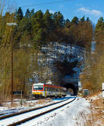 Der Dieseltriebzug 628 677-7 / 928 677-4 Daadetalbahn der Westerwaldbahn (WEBA) als RB 97 Betzdorf - Daaden hat gerade den 131 m langen Alsdorfer Tunnel velassen und fährt Richtung Daaden, hier am 13.03.2013.
Der Triebzug fährt hier links auf der Daadetalbahn (KBS 463), rechts ist die Hellertalbahn (KBS 462) – Bahnstecke Betzdorf/Sieg – Herdorf – Haiger. Der Dieseltriebzug 628 677-7 / 928 677-4 Daadetalbahn der Westerwaldbahn (WEBA) als RB 97 Betzdorf - Daaden hat gerade den 131 m langen Alsdorfer Tunnel velassen und fährt Richtung Daaden, hier am 13.03.2013.
Der Triebzug fährt hier links auf der Daadetalbahn (KBS 463), rechts ist die Hellertalbahn (KBS 462) – Bahnstecke Betzdorf/Sieg – Herdorf – Haiger.