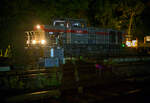 Die 271 006-9 „Julius“ (92 80 1271 006-9 D-KAF), eine Vossloh G 1000 BB, der KAF - Falkenhahn Bau AG (Kreuztal) hat am Abend des 10 Oktober 2025 auf Gleis 4, mit einem Kranzug der Hering