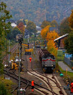 Blick auf den Bahnhof Herdorf und die Baustelle in Blickrichtung Betzdorf am 12 Oktober 2025. Die Weichen 25 und 26 sind beide eingebaut, müssen noch eingeschottert werden.
So steht die 277 809-0  Elmi“ (92 80 1277 809-0 D-KAF), eine Vossloh MaK G 1700 BB der KAF - Falkenhahn Bau AG (Kreuztal), steht mit einem Schotterzug bereit. Hinten beim Bahnhof haben die Schnellschotterplaniermaschine SSP 110 SW, Schweres Nebenfahrzeug Nr. 99 80 9425 068-0 D-DGU und die Universalstopfmaschine UNIMAT 09-475/4S, Schweres Nebenfahrzeug Nr. D-DGU 99 80 9424 001-2, den Bahnhof erreicht müssen aber nach das Einschottern abwarten. Beide Plasser & Theurer Maschinen gehören der Deutsche Gleisbau Union GmbH & Co. KG (DGU), Koblenz Blick auf den Bahnhof Herdorf und die Baustelle in Blickrichtung Betzdorf am 12 Oktober 2025. Die Weichen 25 und 26 sind beide eingebaut, müssen noch eingeschottert werden.
So steht die 277 809-0  Elmi“ (92 80 1277 809-0 D-KAF), eine Vossloh MaK G 1700 BB der KAF - Falkenhahn Bau AG (Kreuztal), steht mit einem Schotterzug bereit. Hinten beim Bahnhof haben die Schnellschotterplaniermaschine SSP 110 SW, Schweres Nebenfahrzeug Nr. 99 80 9425 068-0 D-DGU und die Universalstopfmaschine UNIMAT 09-475/4S, Schweres Nebenfahrzeug Nr. D-DGU 99 80 9424 001-2, den Bahnhof erreicht müssen aber nach das Einschottern abwarten. Beide Plasser & Theurer Maschinen gehören der Deutsche Gleisbau Union GmbH & Co. KG (DGU), Koblenz