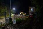 Blick auf die Baustelle Bahnhof Herdorf am Abend des 26 Oktober 2025 (21:30 Uhr). Der Liebherr Zweiwegebagger A 922 Rail Litronic mit Abstützpratzen, Kleinwagen Nr. D-KAF 99 80 9904 795-8 (KAF Interne Nr. 10016), der KAF Falkenhahn Bau AG (Kreuztal), räumt schonmal die Baustelle. Zwischen den Gleisen gelagertes Material wird auf den Lagerplatz gehoben, wo es dann einem Radlader an entsprechende freie Stellen umgesetzt wird.   Blick auf die Baustelle Bahnhof Herdorf am Abend des 26 Oktober 2025 (21:30 Uhr). Der Liebherr Zweiwegebagger A 922 Rail Litronic mit Abstützpratzen, Kleinwagen Nr. D-KAF 99 80 9904 795-8 (KAF Interne Nr. 10016), der KAF Falkenhahn Bau AG (Kreuztal), räumt schonmal die Baustelle. Zwischen den Gleisen gelagertes Material wird auf den Lagerplatz gehoben, wo es dann einem Radlader an entsprechende freie Stellen umgesetzt wird.